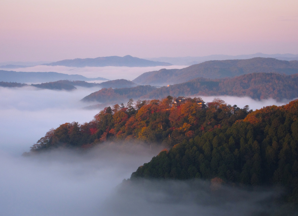日本遺産認定べんがら色の町並み「吹屋」と雲海展望台から眺める天空の山城「備中松山城」